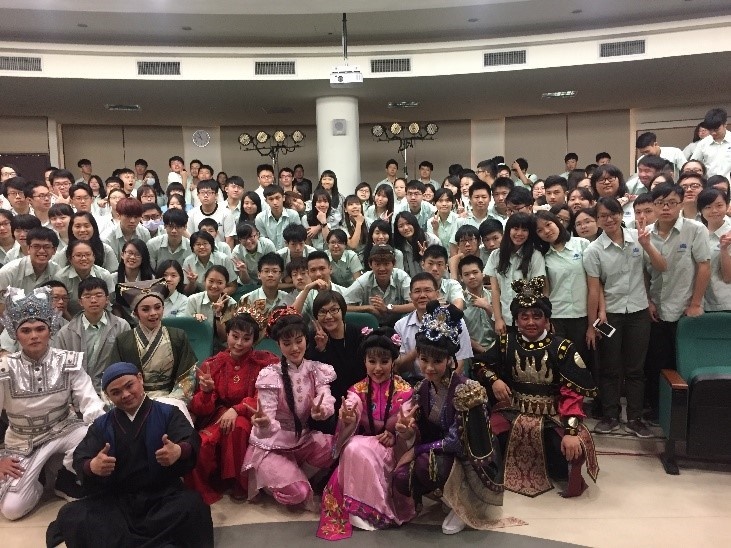 歌仔戲校園巡迴推廣活動-松山高中，於活動結束後和學生大合照